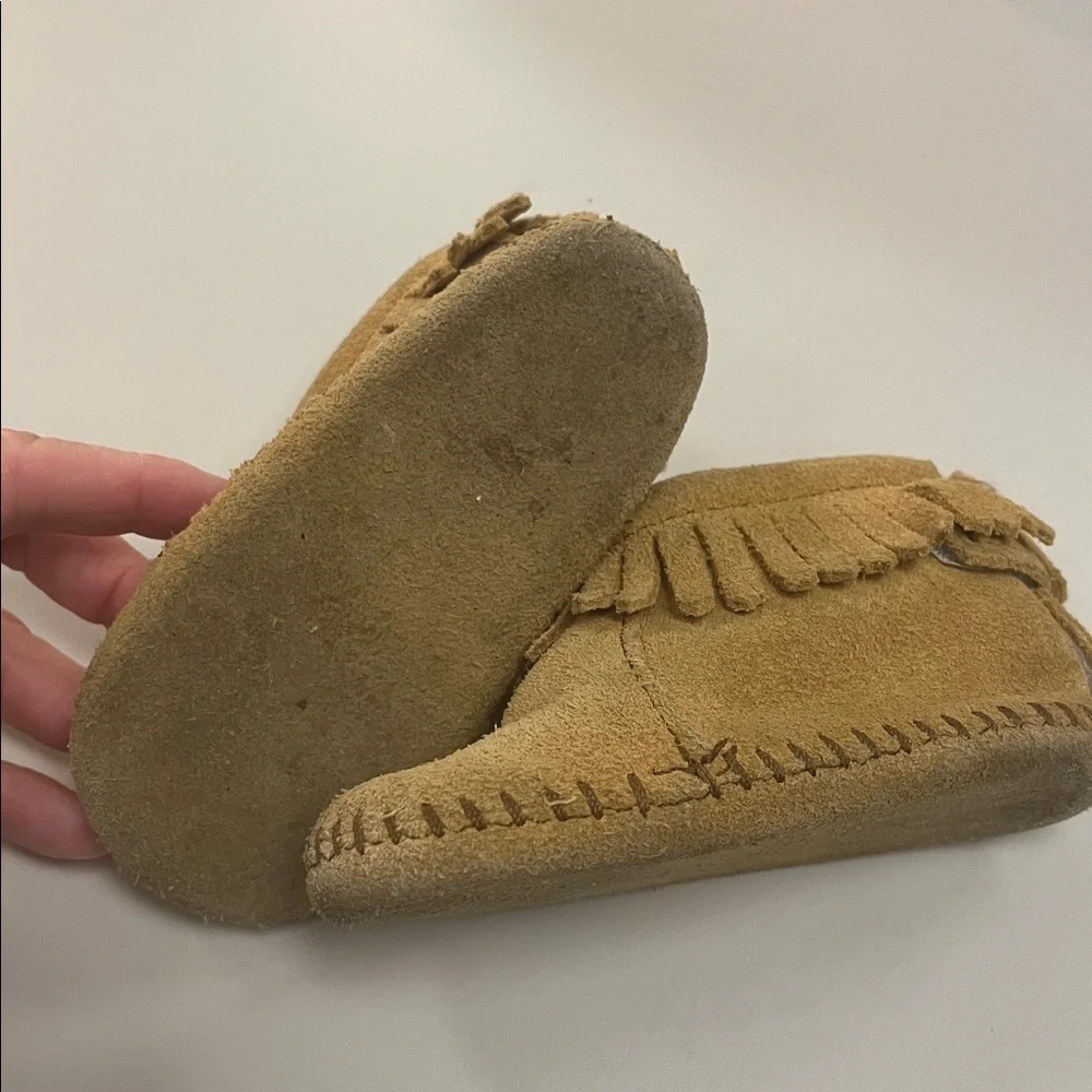 Minnetonka Tan Baby leather Moccasins with Fringe preowned size 4 unisex item